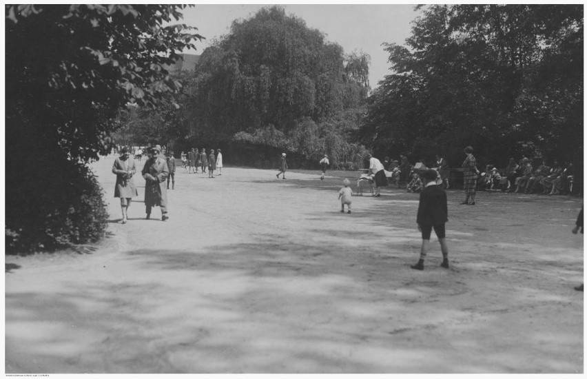 Spacerowicze w parku Sołackim. 1926 rok