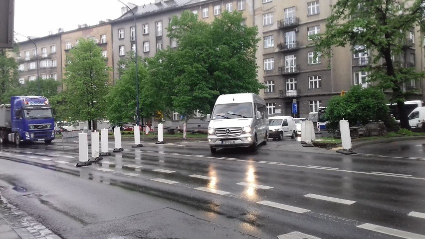 Kraków. Zamknięta jezdnia na Alejach. Spowolnienie ruchu i korki