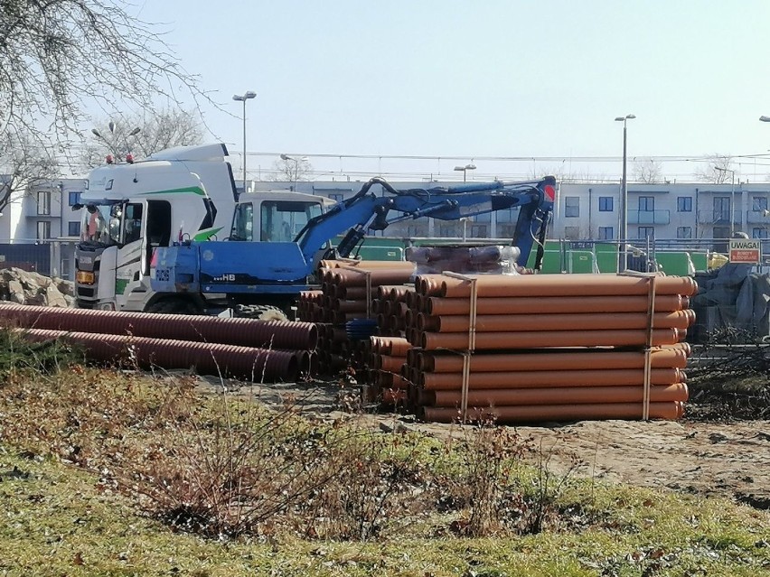 Inwestycja wróciła na właściwe tory. Na placu budowy dworca w Goleniowie znów widać ruch