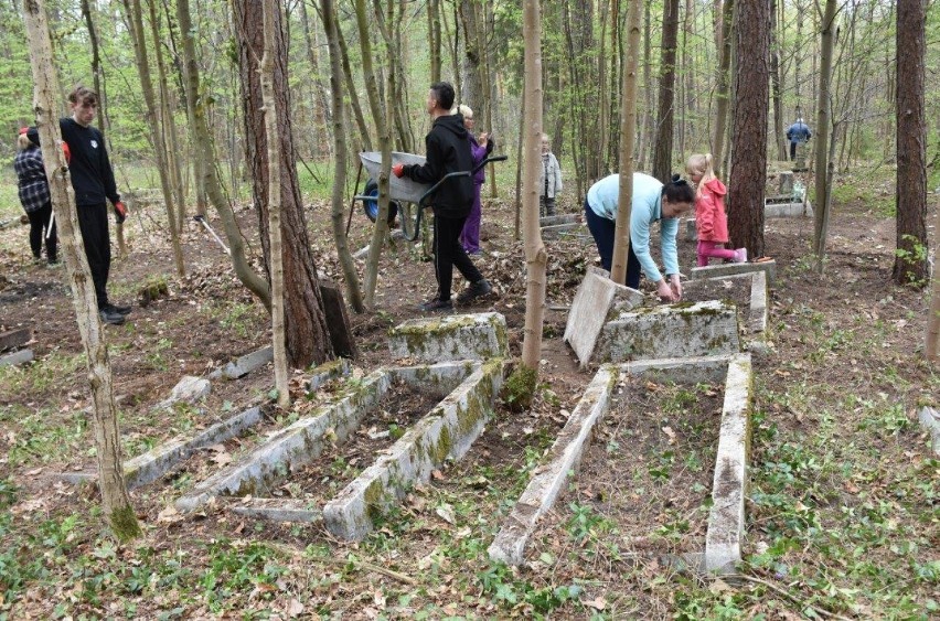 Społeczna akcja sprzątania starego cmentarza w Osowie Leśnym ZDJĘCIA 