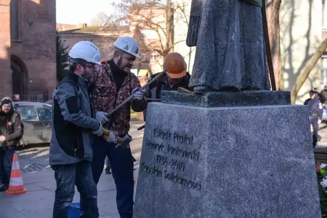 Marzec 2019 r. - pracownicy wynajęci przez Urząd Miasta usuwają pomnik ks. Henryka Jankowskiego