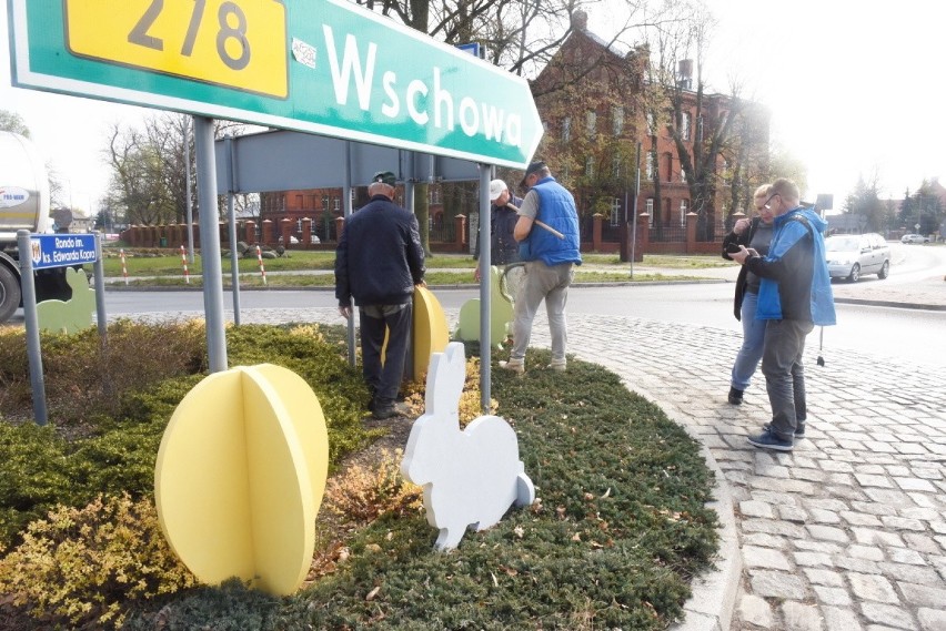 Wielkie zające i wielkanocne jaja opanowały miasto i sąsiednie wsie. Kto je sprezentował mieszkańcom? 