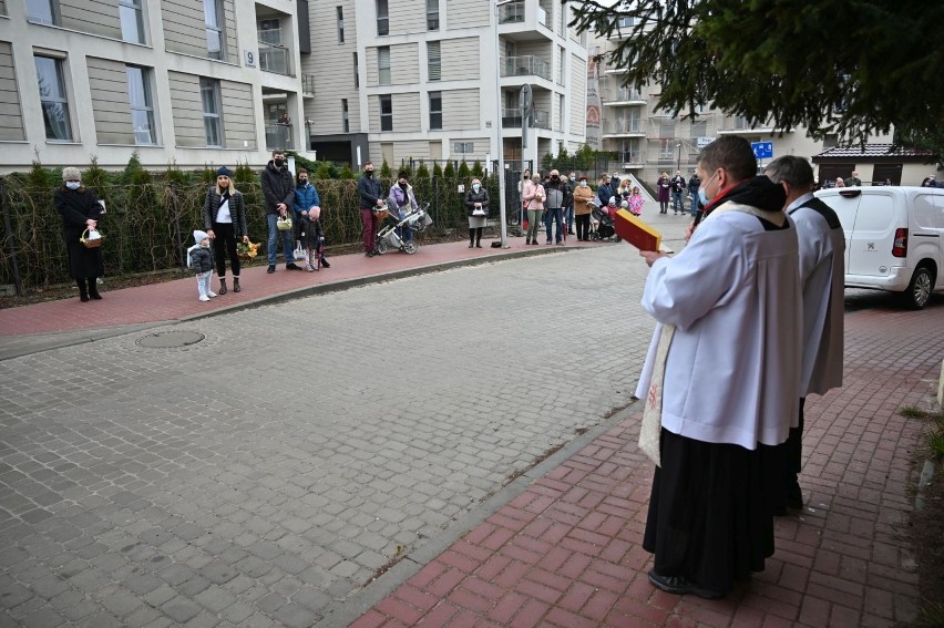 Wyjątkowe święcenie pokarmów wzdłuż ulic w Parafii pod wezwaniem Chrystusa Króla w Kielcach (ZDJĘCIA)