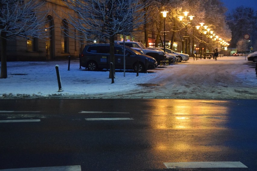 Plac Baczyńśkiego w Tychach w zimowy wieczór