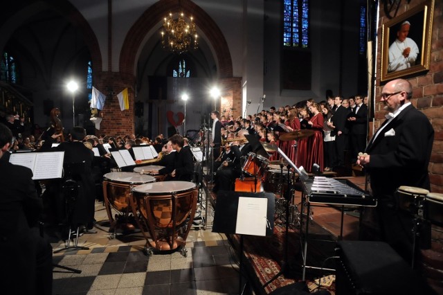 Koncert z okazji beatyfikacji Jana Pawła II  w Słupsku w kościele Mariackim