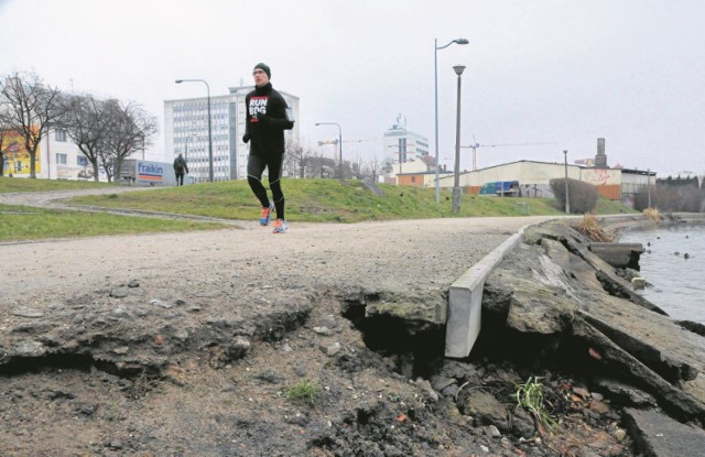 -&nbsp;Większość z nas biega po pracy, kiedy jest już ciemno i nie widać dobrze drogi - mówi nasz Czytelnik