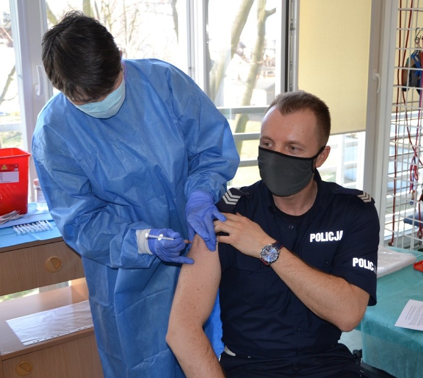 Policjanci z powiatu gdańskiego rozpoczęli szczepienia przeciwko Covid-19. Są już pierwsi zaszczepieni