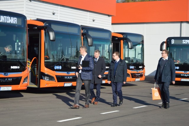 9 nowoczesnych autobusów miejskich jeździ po Ostrowcu. To diesle z konwencjonalnym napędem. Więcej na kolejnych zdjęciach