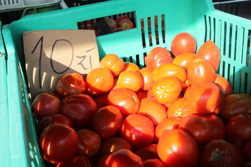 Na Dworzysku w Gorlicach stragany uginają się od jesiennych warzyw i owoców, choć truskawki też można jeszcze kupić