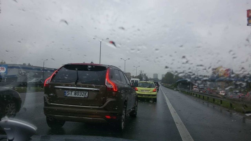 Tunel w Katowicach zamknięty w kierunku Chorzowa. Kolizja trzech samochodów [ZDJĘCIA]