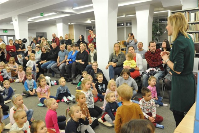 KOŚCIAN. Kicia Kocia w miejskiej bibliotece zachwyciła najmłodszych