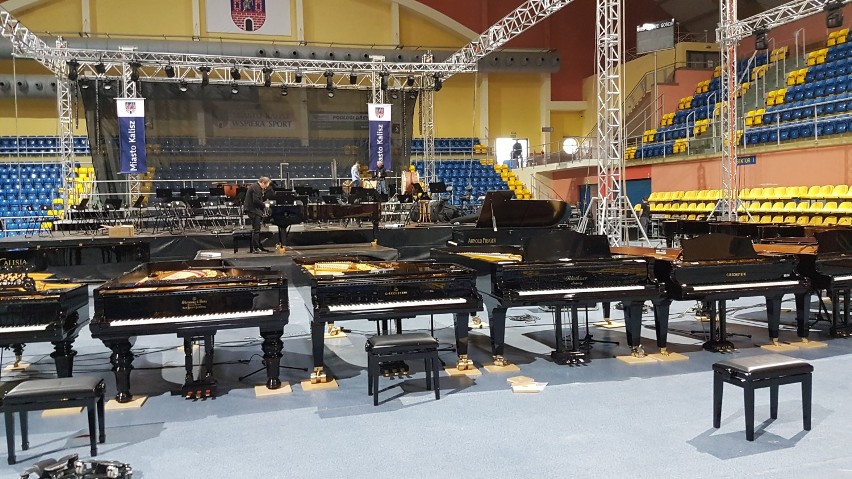 Przygotowania do koncertu na 21 fortepianów w Kaliszu