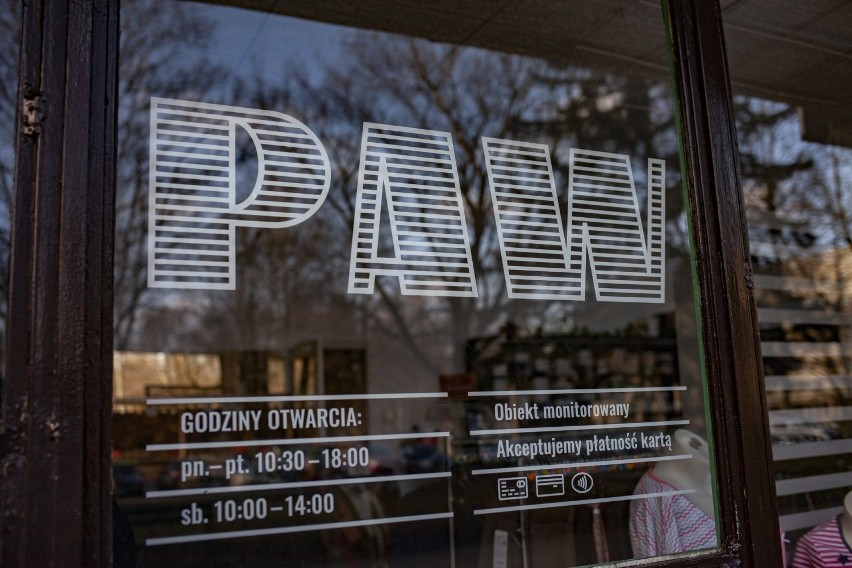 Kraków. Powstały już pierwsze wzorcowe witryny sklepów w Parku Kulturowym Nowa Huta [ZDJĘCIA]
