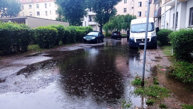 Podwórko przy ul. Skłodowskiej-Curie jest zalane praktycznie zawsze, gdy tylko zacznie mocniej padać. A czasem i mniejszy deszcz wystarczy.