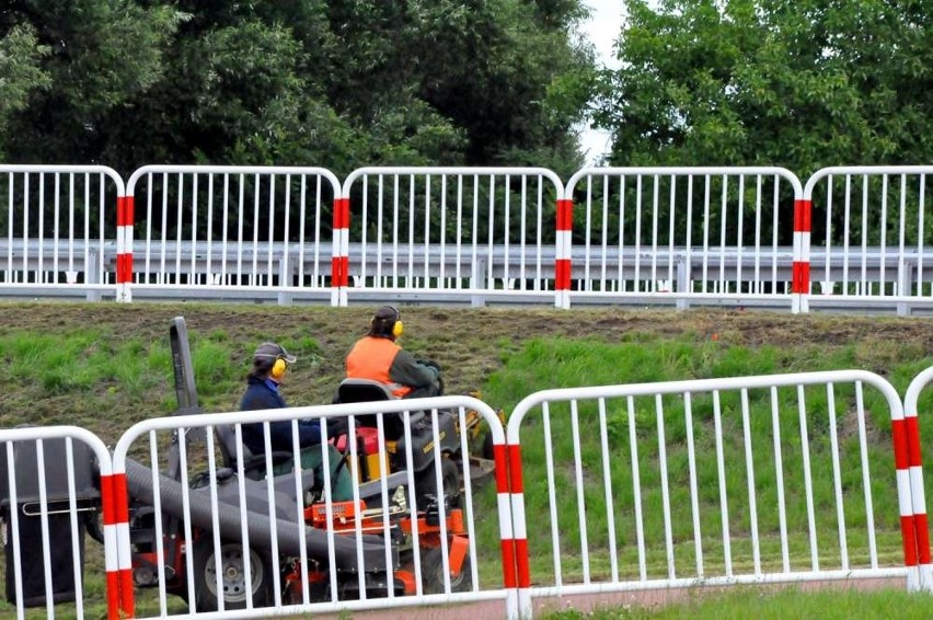 Piła. Koszenie trawy po pilsku. &quot;Wyścigi kosiarek&quot;