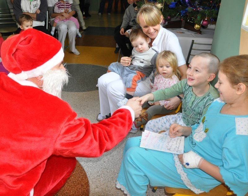 Świętochłowice: Prezydent Kostempski w przebraniu św. Mikołaja odwiedził dzieci w szpitalu