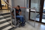 Urząd Miasta w Starachowicach przyjazny dla osób niepełnosprawnych. W ratuszu stanął podnośnik, są kolejne plany. Zobacz zdjęcia 
