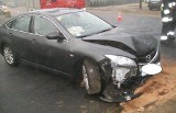 Wypadek na ulicy Prusa. Mazda uderzyła w ogrodzenie