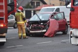 Leszno. Wypadek na skrzyżowaniu Jana Pawła II i Grunwaldzkiej. Dwie osoby ranne [ZDJĘCIA]