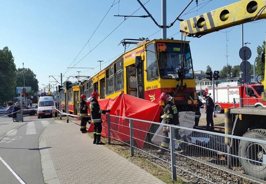 Śmiertelny wypadek w Łodzi. Rowerzystka wjechała pod tramwaj.