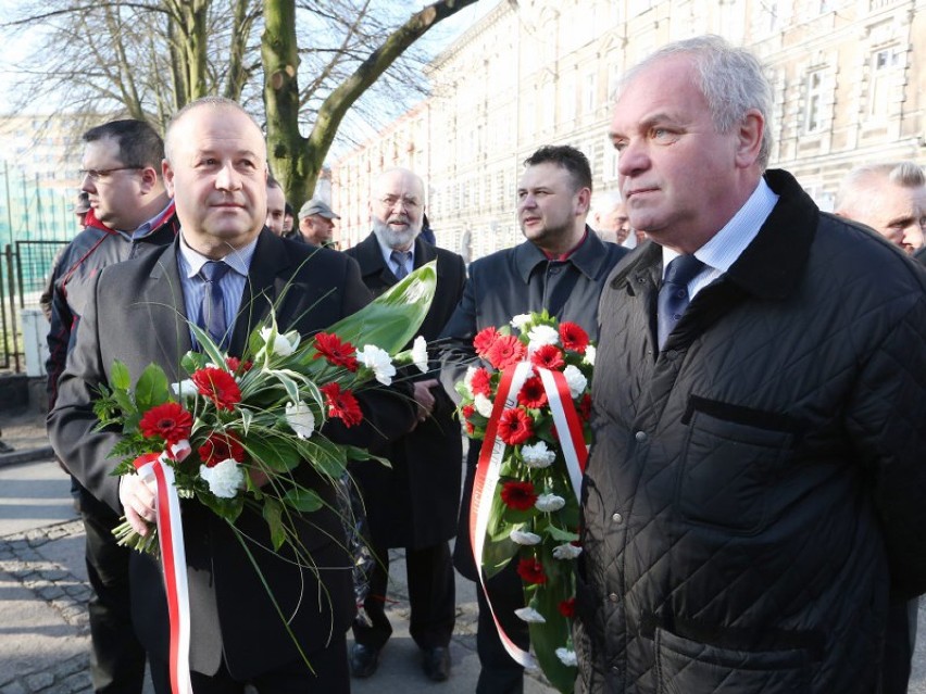 Szczecinianie uczcili pamięć ofiar katastrofy smoleńskiej [zdjęcia]