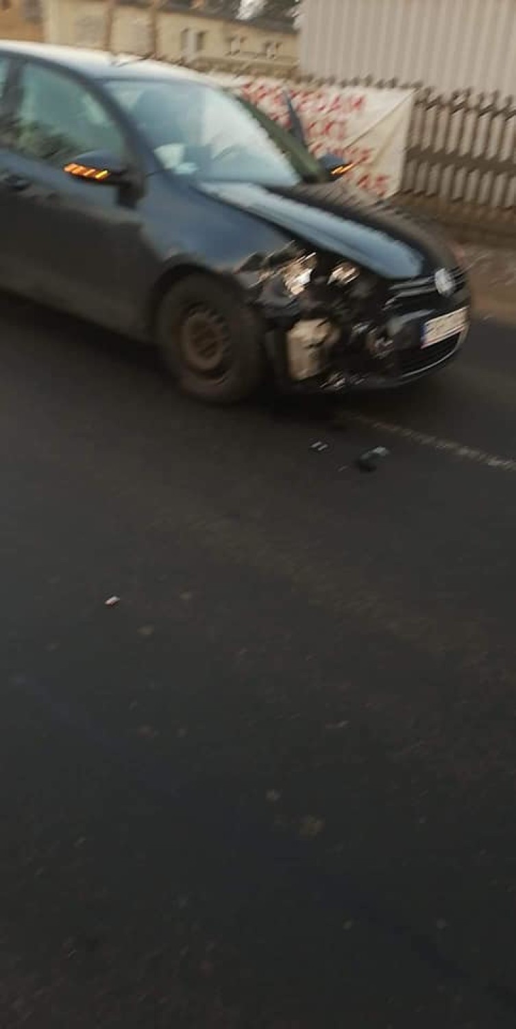 Dwa auta zderzyły się w Raszkowie na skrzyżowaniu