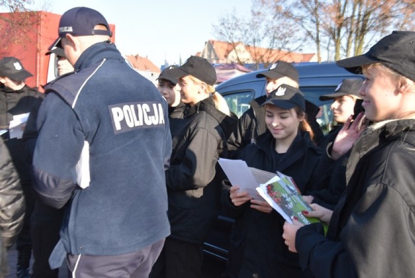 Września: Policja wraz z młodzieżą z Zespołu Szkół Technicznych i ogólnokształcących przeprowadzili akcję prewencyjną: Nie daj się okraść