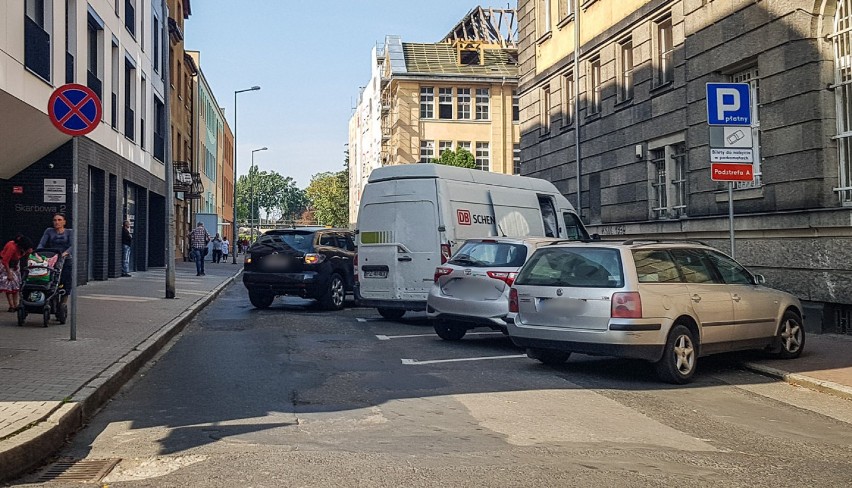 Brak miejsc parkingowych w centrum Leszna. Czasem trzeba kilkakrotnie okrążyć dany rejon, by ,,wbić'' się na miejsce