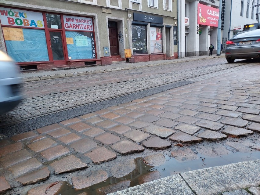 Ulica Wybickiego w Grudziądzu. Zamiast kostką - ubytki...