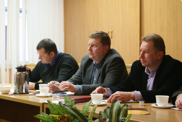 Radny Lewandowski (pierwszy z prawej) wyraził swoje niezadowolenie wobec tak długiego rozpatrywania wniosków dla OPP