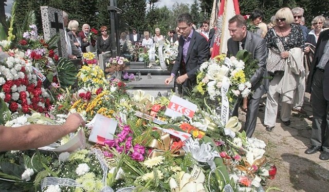 W pogrzebie trenera Andrzeja Nowakowskiego uczestniczyło oprócz najbliższej rodziny także wiele byłych i aktualnych zawodniczek, liczne grono trenerów, nauczycieli, działaczy, sędziów, dziennikarzy, a także rzesza kibiców koszykówki.