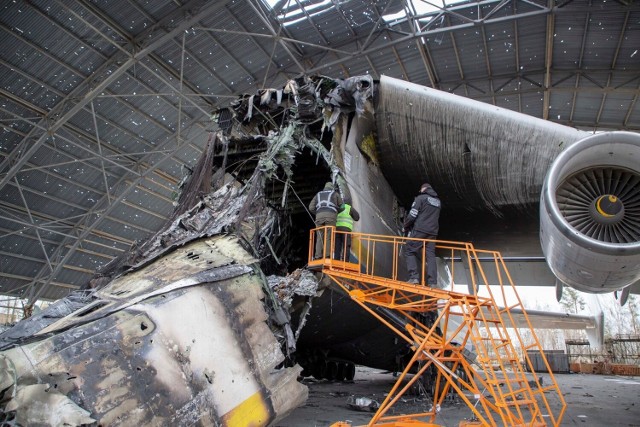 Oględziny na lotnisku Kijów-Hostomel zniszczonego przez Rosjan AN-225 Mrija, największego samolotu świata.
