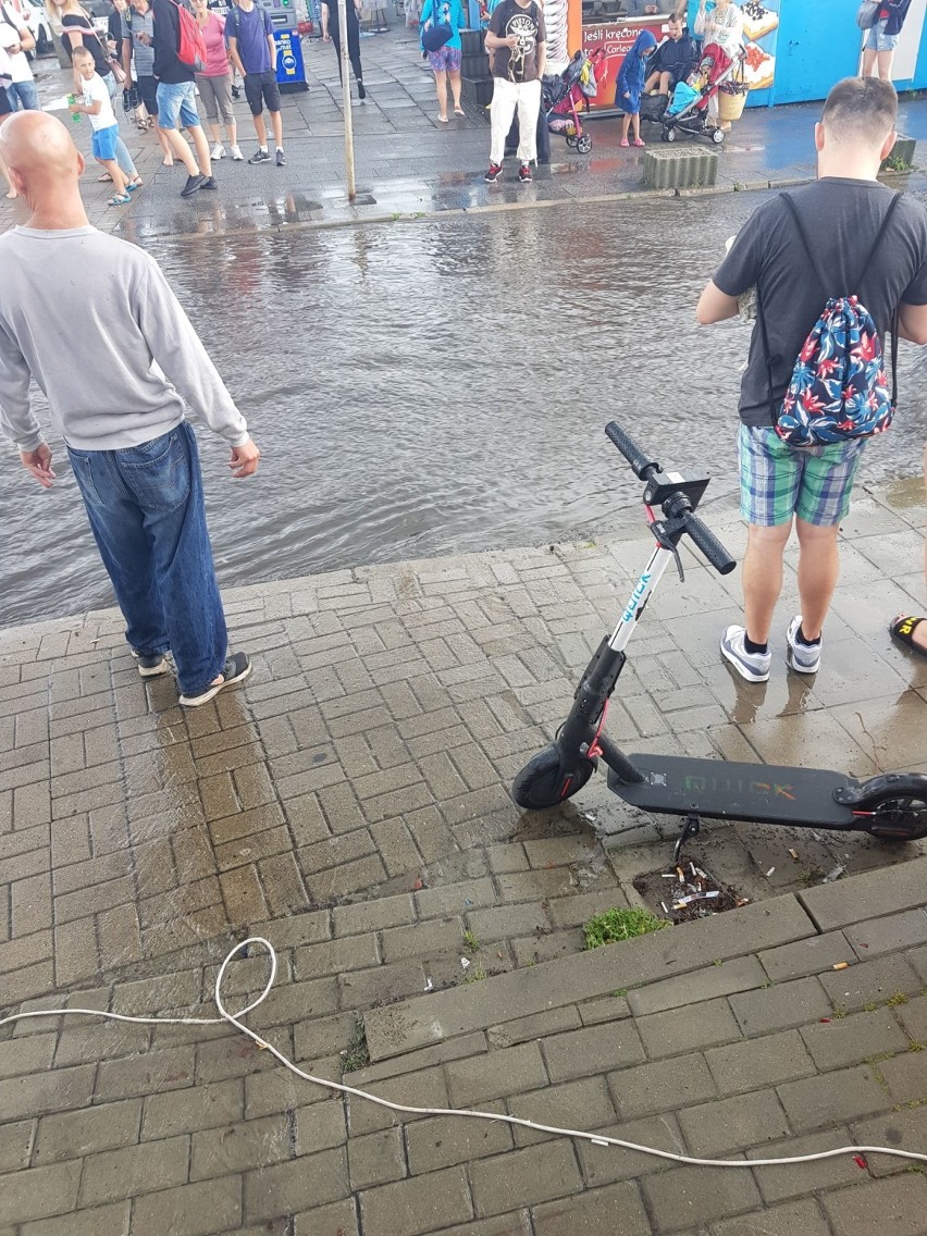 Usuwanie skutków gwałtownej ulewy w Gdyni! Strażacy wypompowują wodę