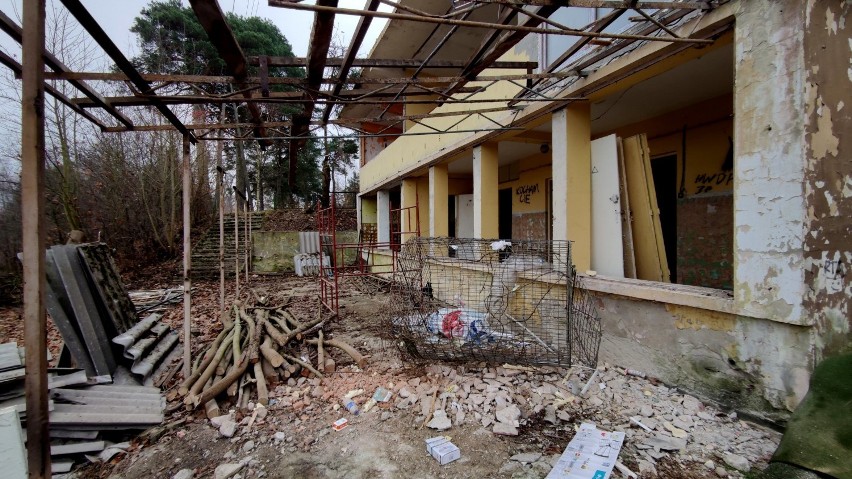 Rozbiórka i porządki na terenie dawnego ośrodka Victoria na Polance w Sulejowie