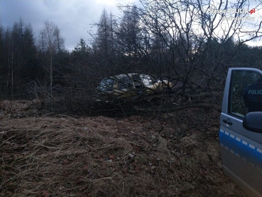 Powiat tarnogórski: był pijany i "zaparkował" uszkodzony...