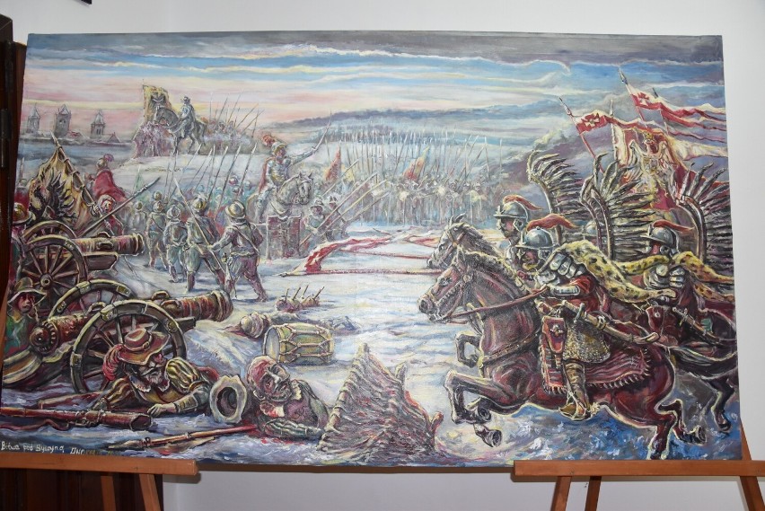 Husaria atakuje, arkebuzy strzelają, Maksymilian Habsburg ucieka. Malarz Andrzej Felisiak przedstawił przebieg bitwy pod Byczyną