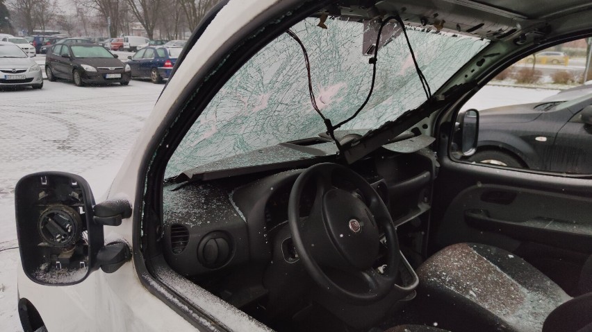 Zdemolowane wraki na parkingu przy ul. Batorego w Piotrkowie