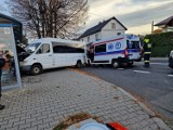 Powiat chrzanowski. Zderzenie karetki z busem na drodze Olkusz - Chrzanów. Ranny jeden kierowca, zniszczone samochody i przystanek