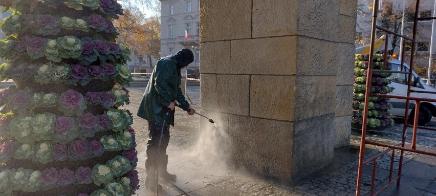 Pod Pomnikiem Bohaterów II Wojny Światowej w Zielonej Górze...