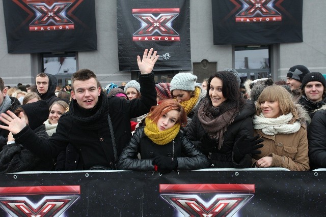 Marta Ławska (druga z prawej) wśród setek uczestników programu "X Factor"  przed jednym z castingów