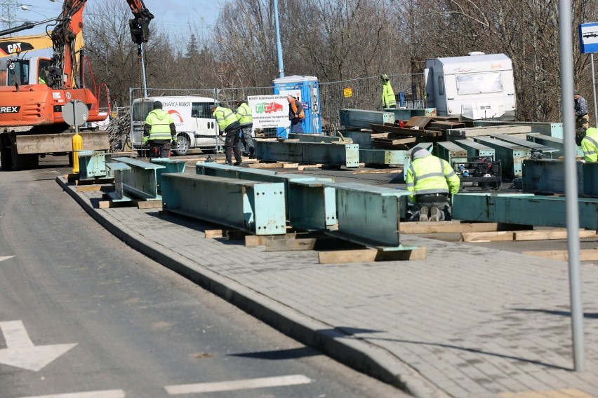 Ulica Leszczyńska w Legnicy jest zamknięta dla ruchu, trwa rozbiórka mostu