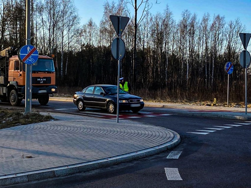 Białorusin chciał się wymigać od kary za jazdę na podwójnym gazie. Zaproponował policjantom łapówkę  