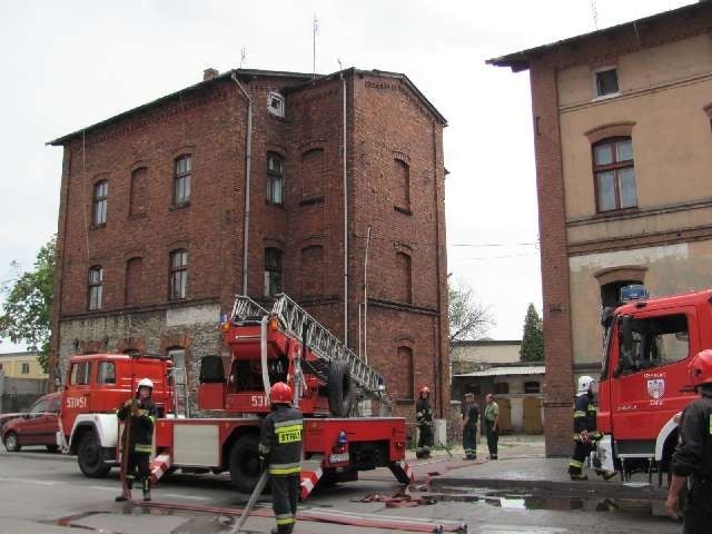 Ogień pojawił się na dachu budynku stojącym od strony Pałacyku Fabrykanta.