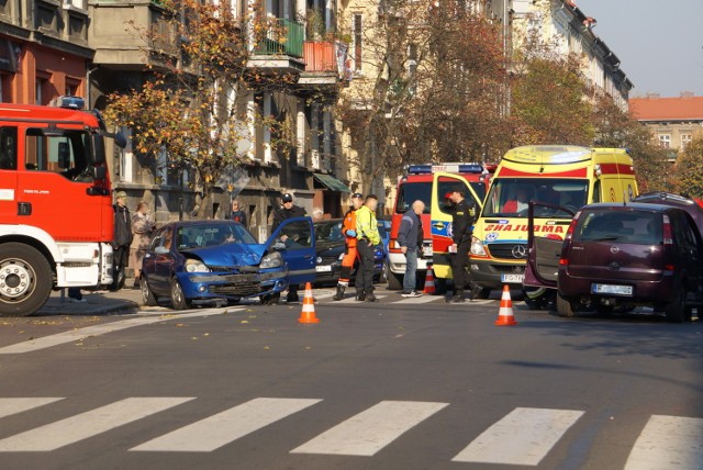 Do zdarzenia, o którym poinformował nas Czytelnik Stiopa, doszło w środę (17 października), chwilę przed 11.00, na skrzyżowaniu ul. Armii Polskiej z ul. 30 Stycznia w Gorzowie. Zderzyły się renault clio i opel meriva. „Kierującą renault mogło oślepić ostre słońce” – napisał do nas w mailu Czytelnik Stopa i przysłał zdjęcia z miejsca zdarzenia.

Zobacz też: PRAWO JAZDY 2019. KONIEC OBOWIĄZKU WOŻENIA ZE SOBĄ PRAWA JAZDY. KIEDY TO NASTĄPI?

Na miejsce przyjechała straż pożarna oraz pogotowie ratunkowe. 

Zobacz też: CENA UBEZPIECZENIA OC W 2019 ROKU BĘDZIE JESZCZE WYŻSZA. ILE BĘDZIEMY MUSIELI ZAPŁACIĆ ZA POLISĘ?

Zobacz też: SAMOCHÓD „WIDMO” POTRĄCIŁ KOBIETĘ[WIDEO Z MONITORINGU]
