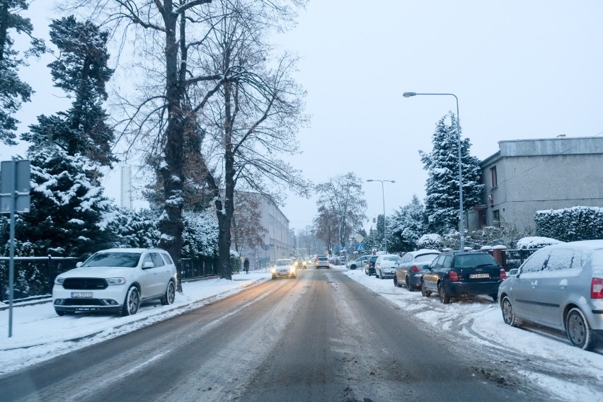 W Żarach znowu sypnęło śniegiem. Tak wyglądają drogi w...