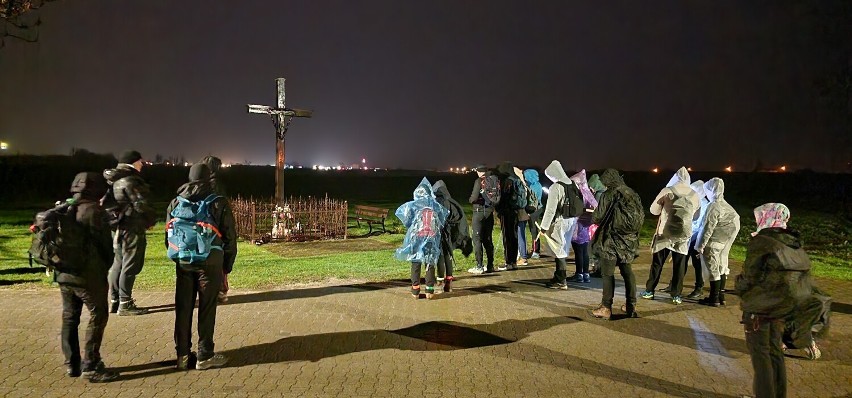 Nocna wędrówka z modlitwą na ustach. Liczna grupa pątników wędrowała trasami Ekstremalnej Drogi Krzyżowej ze Śremu do Gogolewa [zdjęcia]