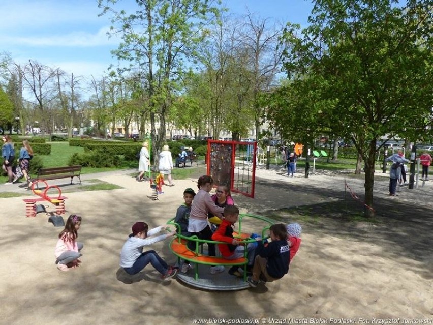 Plac zabaw i siłownia w parku