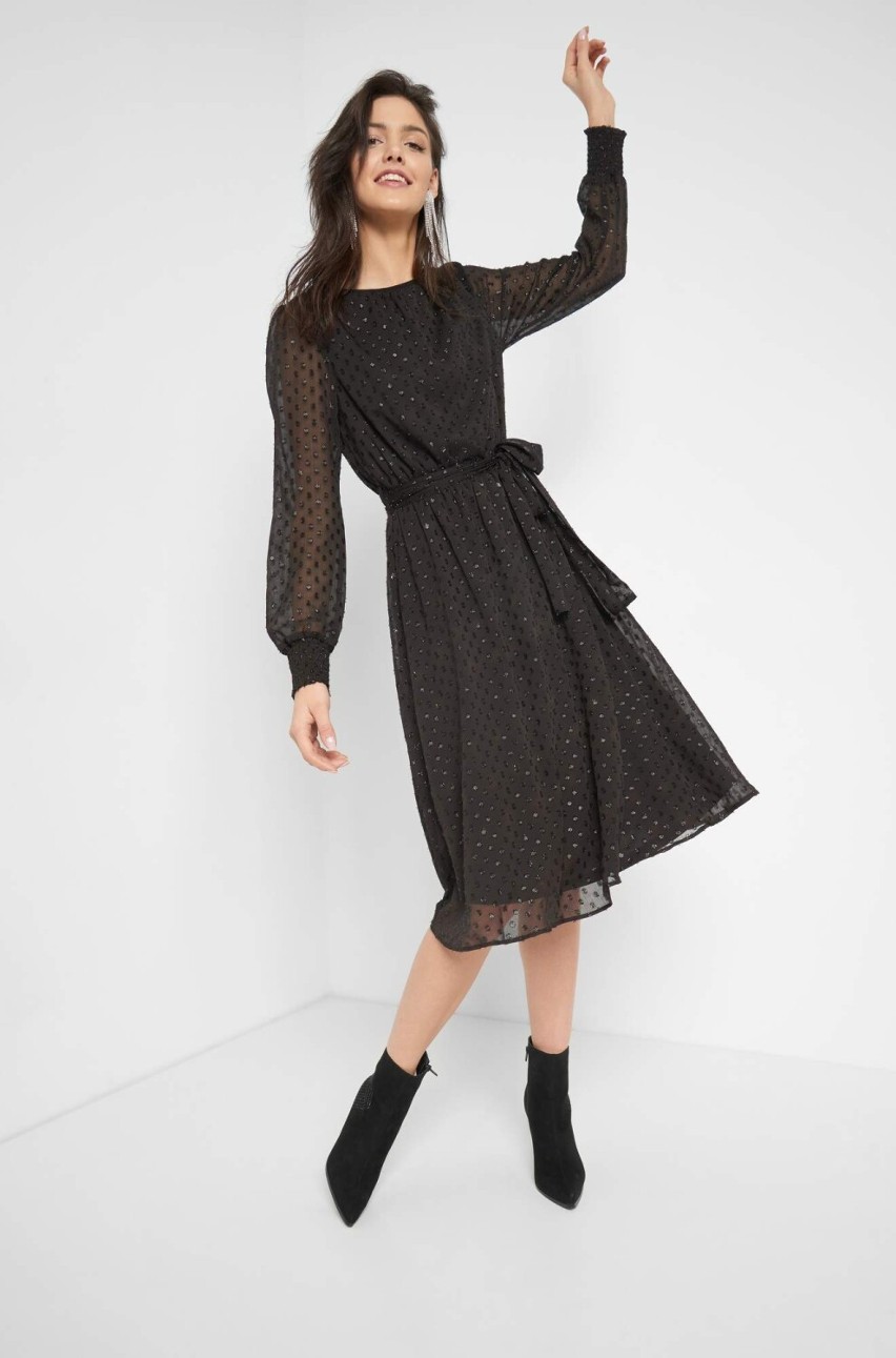 Sukienka midi czarna w kropki (Orsay, cena: 199,99 zł)