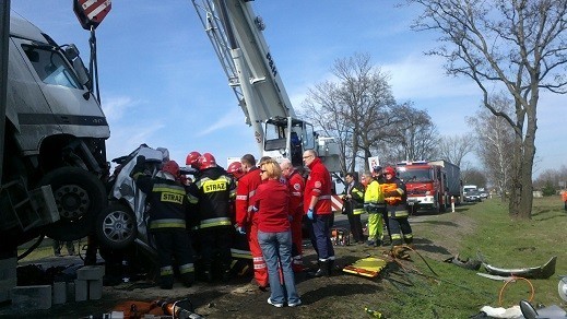 Opel pod ciężarówką  [FOTO]