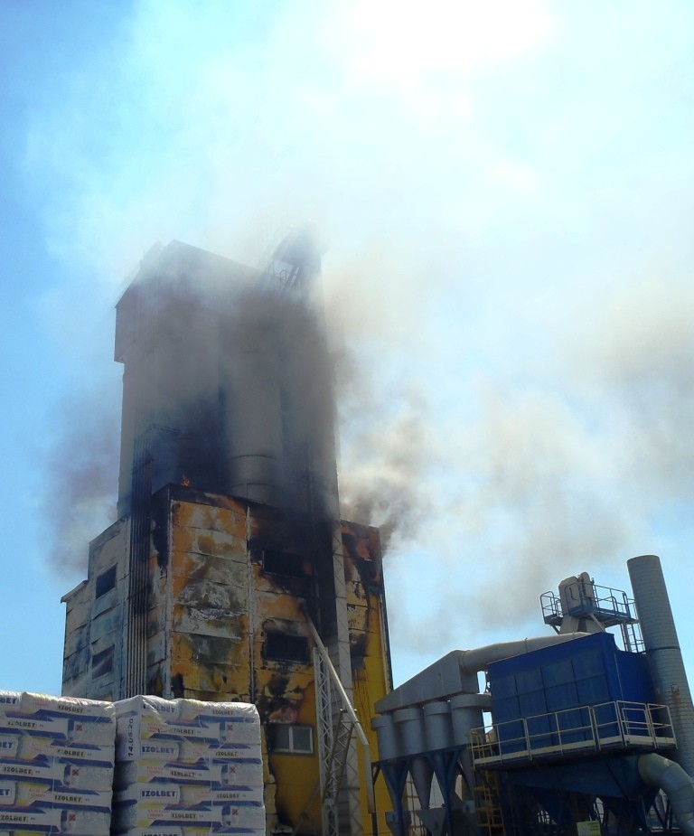 Pożar fabryki w Budzyniu. Straż przez 4 godziny walczyła z ogniem [FOTO]